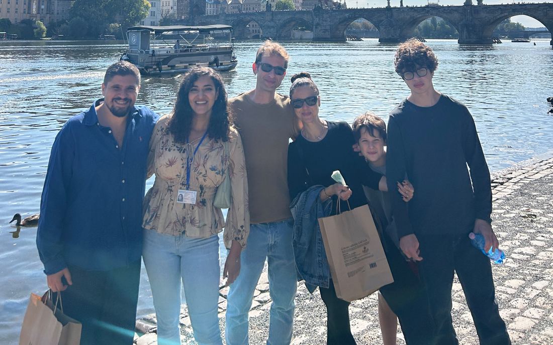 משפחה בסיור על שפת הוולטבה, גשר קארל ברקע