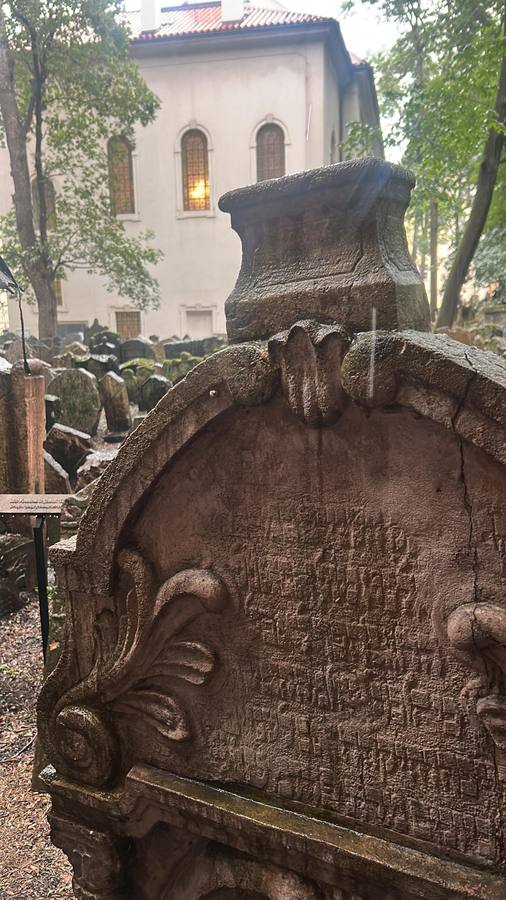מצבת קבר המהר״ל בבית הקברות היהודי העתיק בפראג